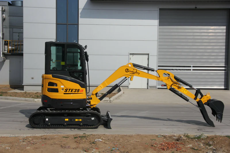 2.8 Ton, Yanmar Diesel Engine Mini Excavator w/ Hydraulic Thumb | CFG-STE35SR